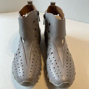 Lit foot - a collection of casual leather shoes Perforated shoe has a slip-on